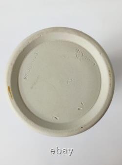 Vase à déversement en jaspe Wedgwood bleu clair et blanc, motif d'acanthe et de clochettes