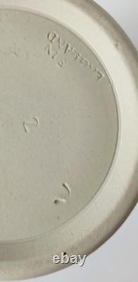 Vase à déversement en jaspe Wedgwood bleu clair et blanc, motif d'acanthe et de clochettes