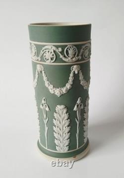 Vase à déversement en jaspe Wedgwood vert et blanc, motif acanthe et clochettes, 5 3/4 pouces