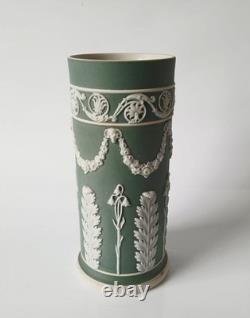 Vase à déversement en jaspe Wedgwood vert et blanc, motif acanthe et clochettes, 5 3/4 pouces