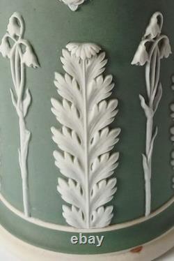 Vase à déversement en jaspe Wedgwood vert et blanc, motif acanthe et clochettes, 5 3/4 pouces
