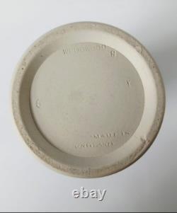 Vase à déversement en jaspe Wedgwood vert et blanc, motif acanthe et clochettes, 5 3/4 pouces