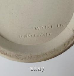 Vase à déversement en jaspe Wedgwood vert et blanc, motif acanthe et clochettes, 5 3/4 pouces