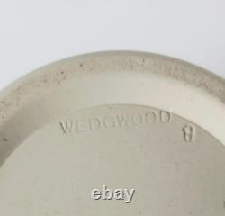 Vase à déversement en jaspe Wedgwood vert et blanc, motif acanthe et clochettes, 5 3/4 pouces
