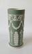 Vase &agrave; D&eacute;versoir Ancien Wedgwood Jasperware Vert Et Blanc &agrave; D&eacute;cor D&rsquo;acanthe Et De Campanules