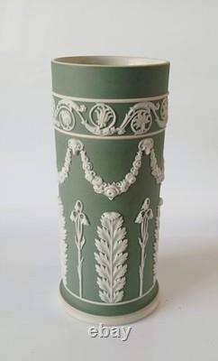 Vase à déversoir ancien Wedgwood Jasperware vert et blanc à décor d’acanthe et de campanules