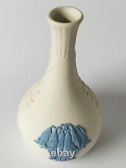 Vase à fleur en jaspe bleu et blanc Wedgwood avec cloche de Noël australienne, 5 1/4 pouces.