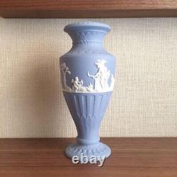 Vase à fleurs Wedgwood Jasperware de couleur bleu pâle et blanc 6.1 pouces avec boîte, Angleterre.