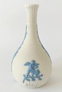 Vase à fleurs de qualité supérieure, en jaspe Wedgwood bleu sur fond blanc, représentant les saisons.