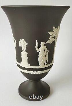 Vase à pied Wedgwood Jasperware noir