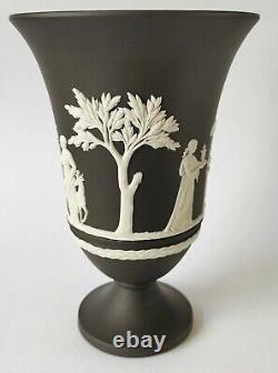 Vase à pied Wedgwood Jasperware noir