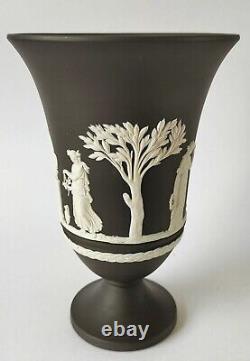 Vase à pied Wedgwood Jasperware noir