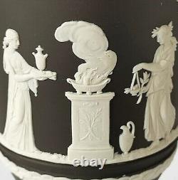 Vase à pied Wedgwood Jasperware noir