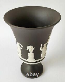 Vase à pied Wedgwood Jasperware noir