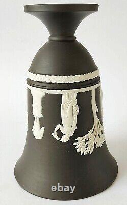 Vase à pied Wedgwood Jasperware noir