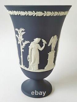 Vase à pied en Jasperware Wedgwood bleu de Portland
