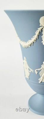 Vase à pied en jaspe Wedgwood bleu avec heures dansantes