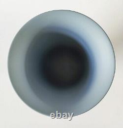 Vase à pied en jaspe Wedgwood bleu avec heures dansantes