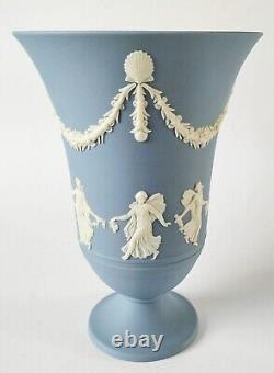 Vase à pied en jaspe Wedgwood bleu représentant les Heures dansantes