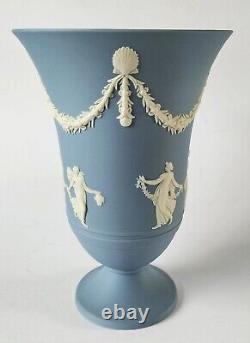 Vase à pied en jaspe Wedgwood bleu représentant les Heures dansantes