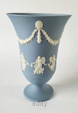 Vase à pied en jaspe Wedgwood bleu représentant les Heures dansantes