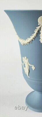 Vase à pied en jaspe Wedgwood bleu représentant les Heures dansantes