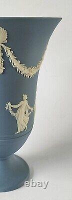 Vase à pied en jaspe Wedgwood bleu représentant les Heures dansantes