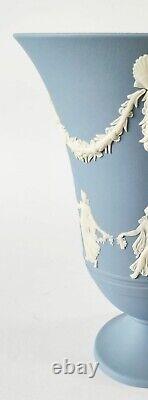 Vase à pied en jaspe Wedgwood bleu représentant les Heures dansantes