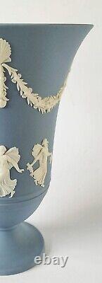 Vase à pied en jaspe Wedgwood bleu représentant les Heures dansantes