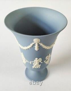 Vase à pied en jaspe Wedgwood bleu représentant les Heures dansantes