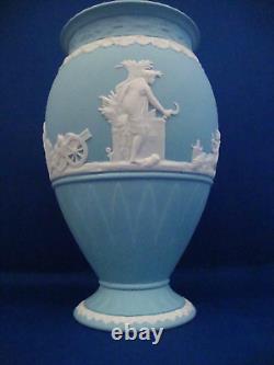 Vase à pied en jaspe Wedgwood turquoise foncé de 8 pouces 1ère qualité