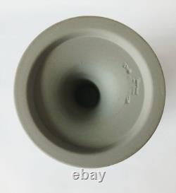 Vase à pied en jaspe gris Wedgwood