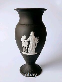 Vase à pied en jaspe noir Wedgwood avec scènes classiques