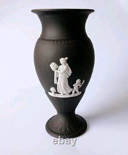 Vase à pied en jaspe noir Wedgwood avec scènes classiques