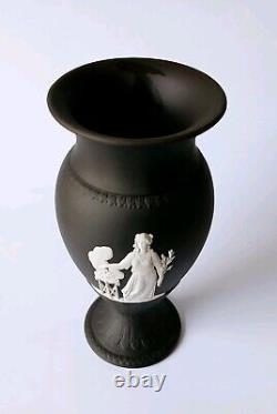 Vase à pied en jaspe noir Wedgwood avec scènes classiques