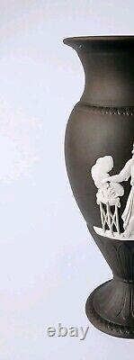 Vase à pied en jaspe noir Wedgwood avec scènes classiques