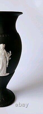 Vase à pied en jaspe noir Wedgwood avec scènes classiques