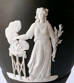 Vase à pied en jaspe noir Wedgwood avec scènes classiques