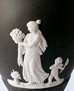 Vase à pied en jaspe noir Wedgwood avec scènes classiques