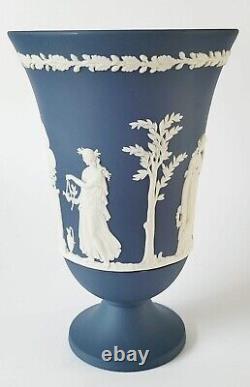 Vase à pied en jasperware Wedgwood Portland Bleu de 7 1/2 pouces.
