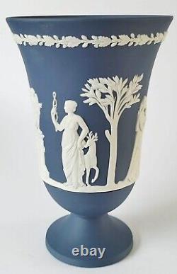 Vase à pied en jasperware Wedgwood Portland Bleu de 7 1/2 pouces.
