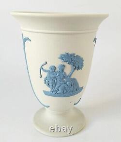 Vase à pied en jasperware Wedgwood bleu sur blanc.