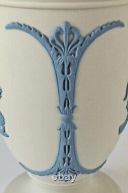 Vase à pied en jasperware Wedgwood bleu sur blanc.