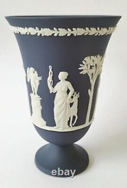 Vase à pied en jasperware Wedgwood de couleur bleu de Portland