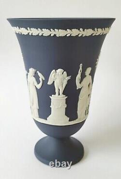 Vase à pied en jasperware Wedgwood de couleur bleu de Portland