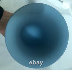 Vase à pied large sur piédestal en jaspe Wedgwood Arcadian, crème sur lavande, EUC