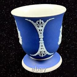 Vase ancien WEDGWOOD COBALT BLUE JASPERWARE avec déesse et anges, Angleterre, 3.25T
