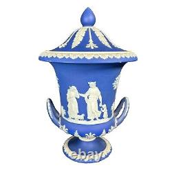 Vase antique Wedgwood bleu et blanc en jaspe sur un piédestal urne