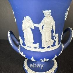 Vase antique Wedgwood bleu et blanc en jaspe sur un piédestal urne