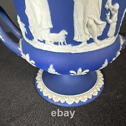 Vase antique Wedgwood bleu et blanc en jaspe sur un piédestal urne